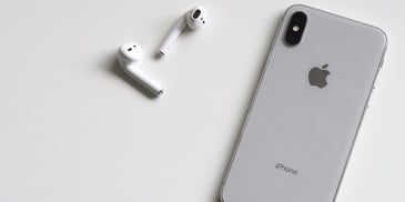 apple-ear-buds-and-iphone