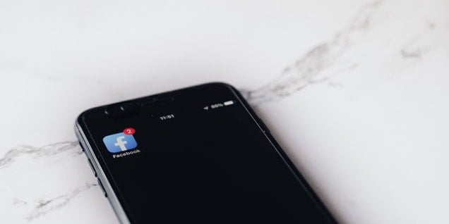 facebook-icon-on-mobile-phone