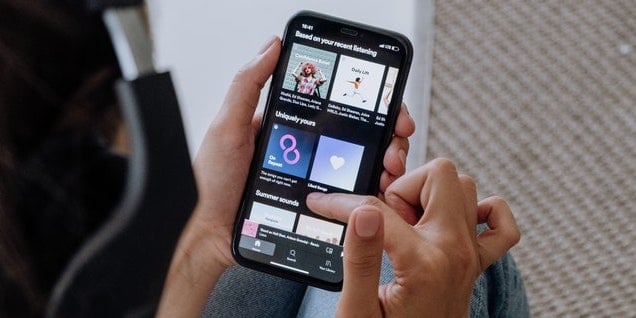 scrolling-music-phone