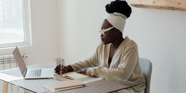 woman-at-desk-with-laptop