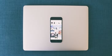 socialmedia-on-mobile-on-laptop